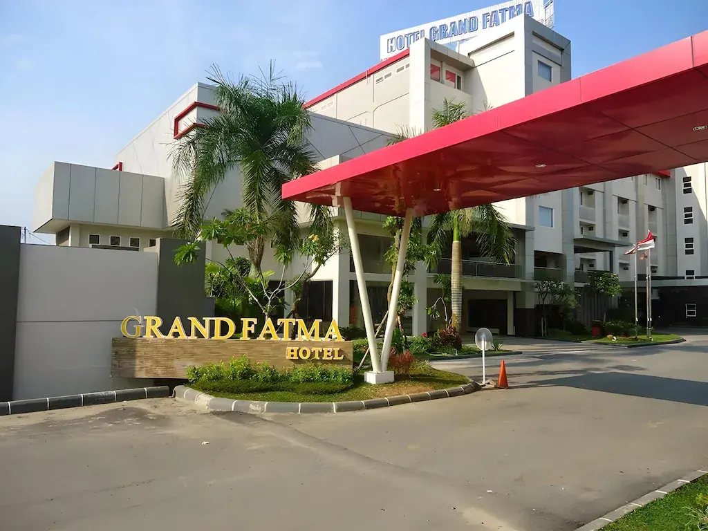 Grand Fatma Hotel outdoor swimming pool and modern exterior facade in Tenggarong, Samarinda