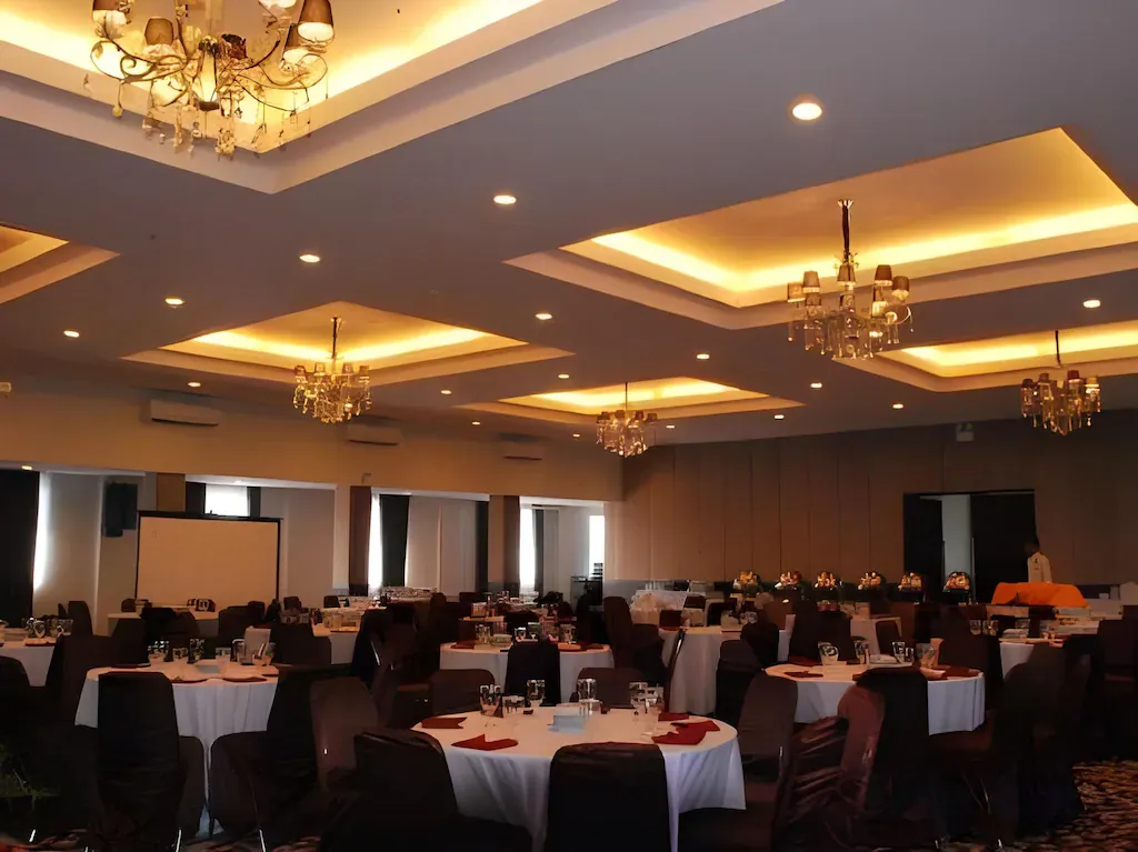 Sophisticated on-site restaurant dining room arranged for daily continental breakfast buffet